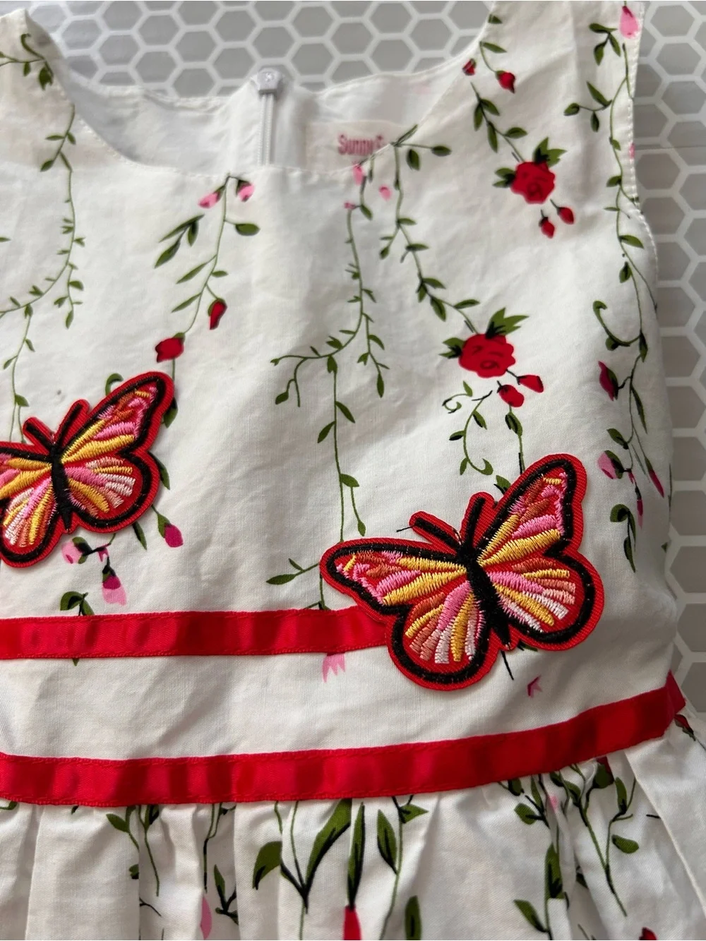 Sunny Fashion White Floral Dress Red Rose Print Butterfly Accents. Size 4/5